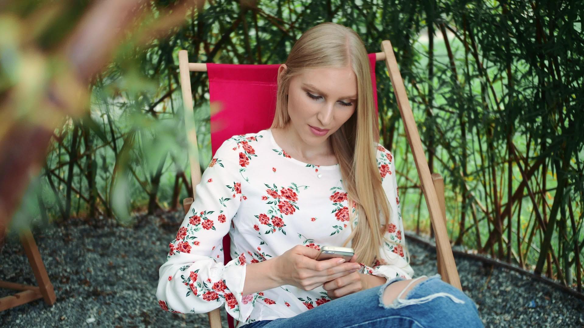 年轻女性在植物凝视器中使用智能手机视频的预览图