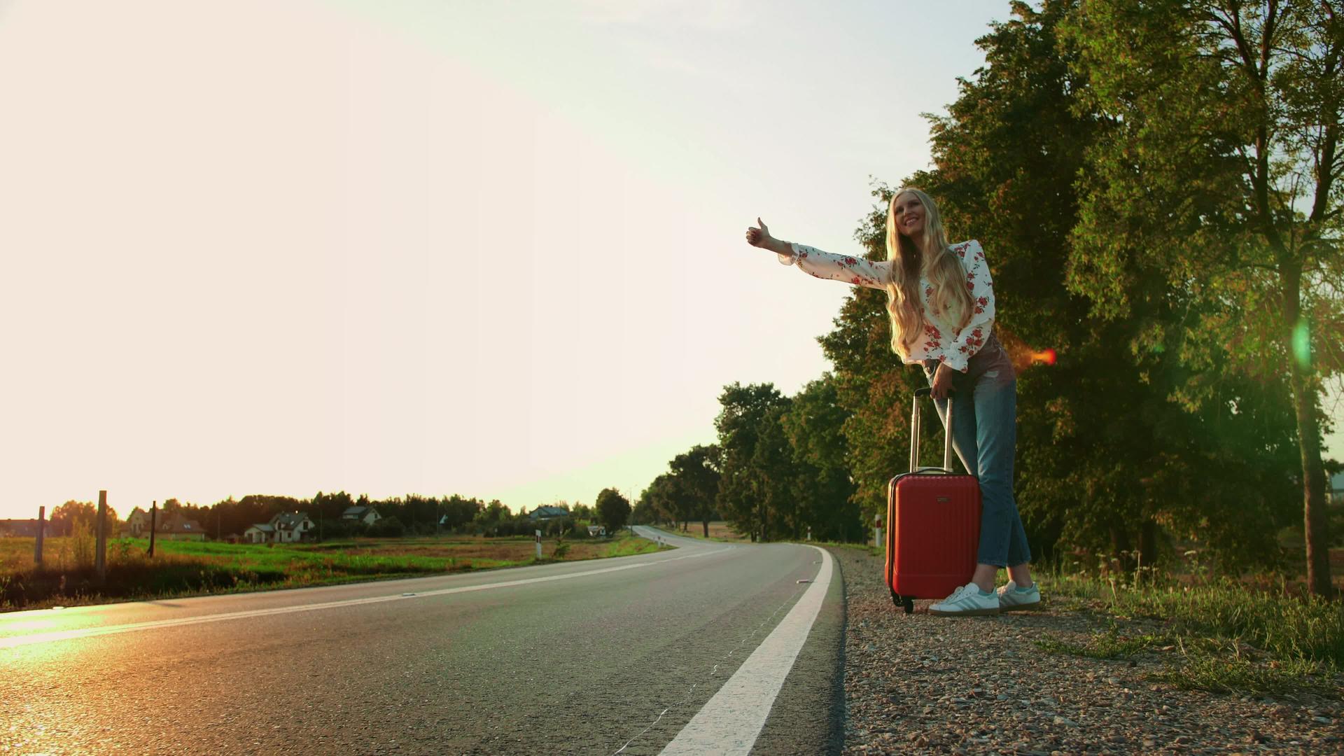一位女性旅行者走在路上疲惫的年轻女性背包客开始在阳光下视频的预览图