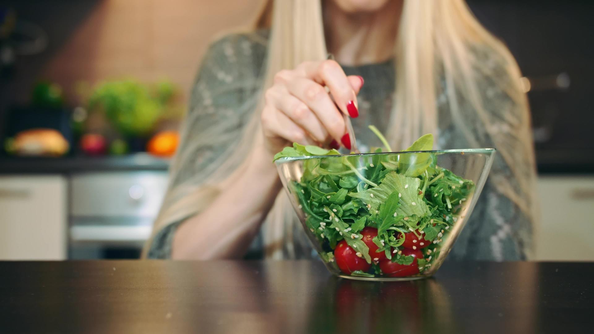快乐的女人吃健康的沙拉视频的预览图