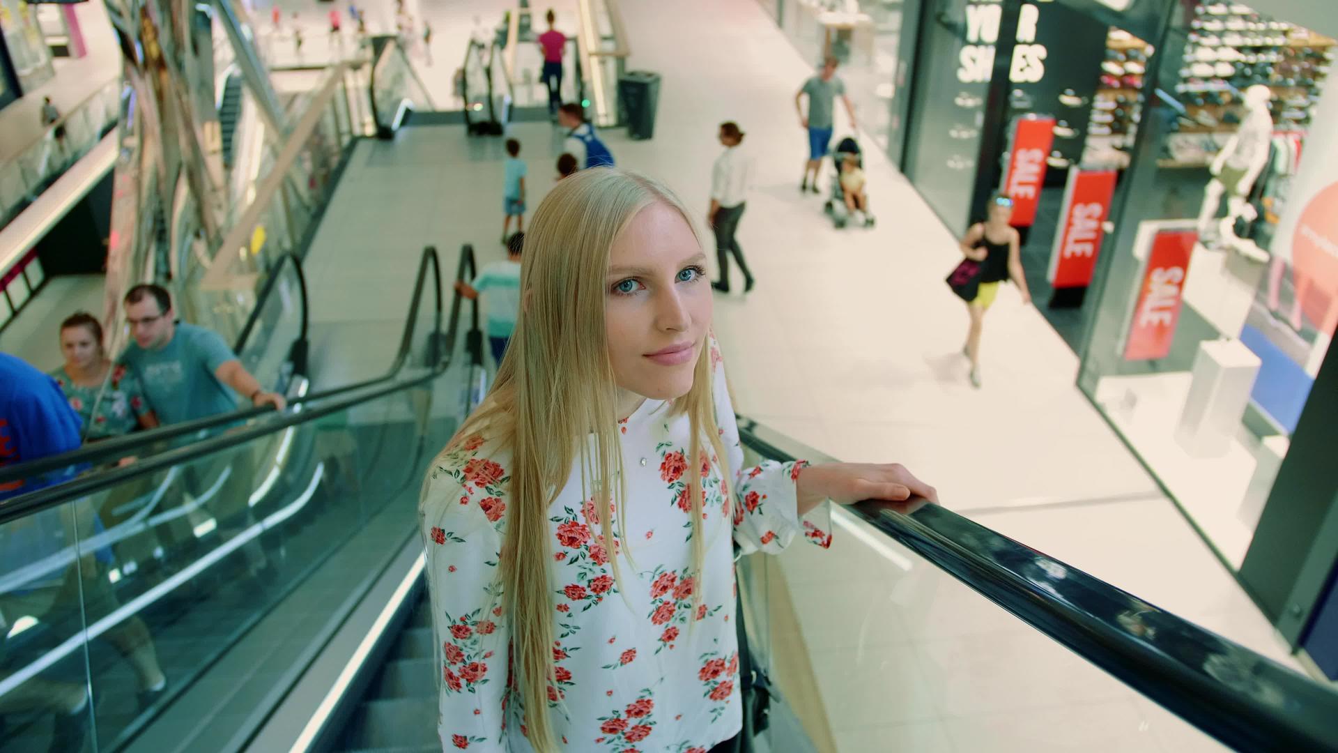 女性在商场乘坐自动扶梯视频的预览图