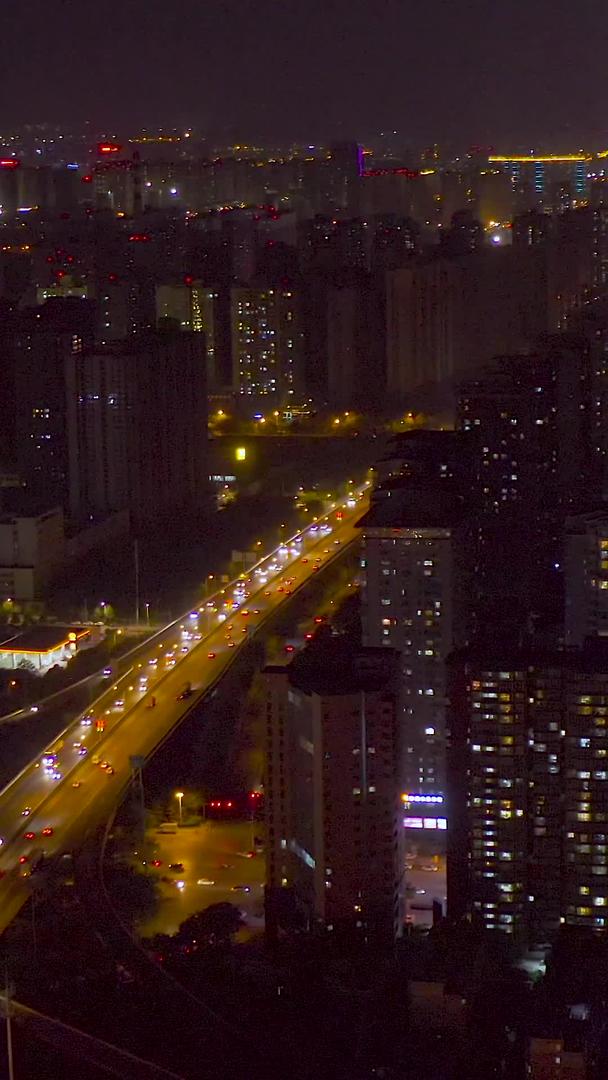 夜间公路交通航拍视频的预览图