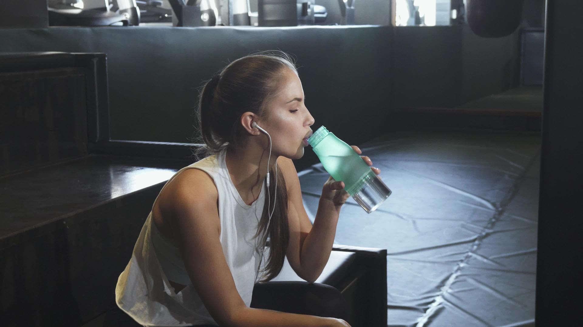体操后休息的饮用水；健身期间；视频的预览图