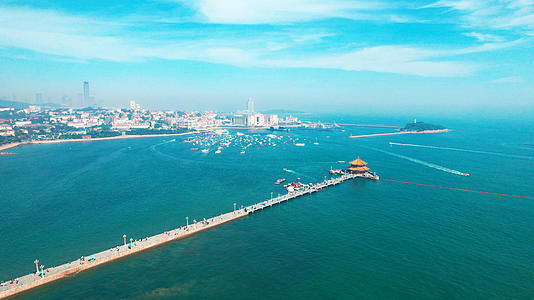 4k航拍青岛市南栈桥回澜阁旅行大海海岸线帆船视频的预览图