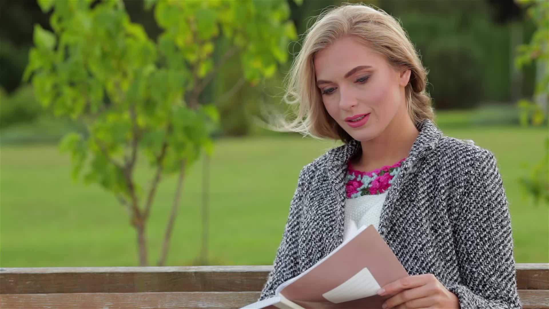 年轻女性在长椅上阅读视频的预览图
