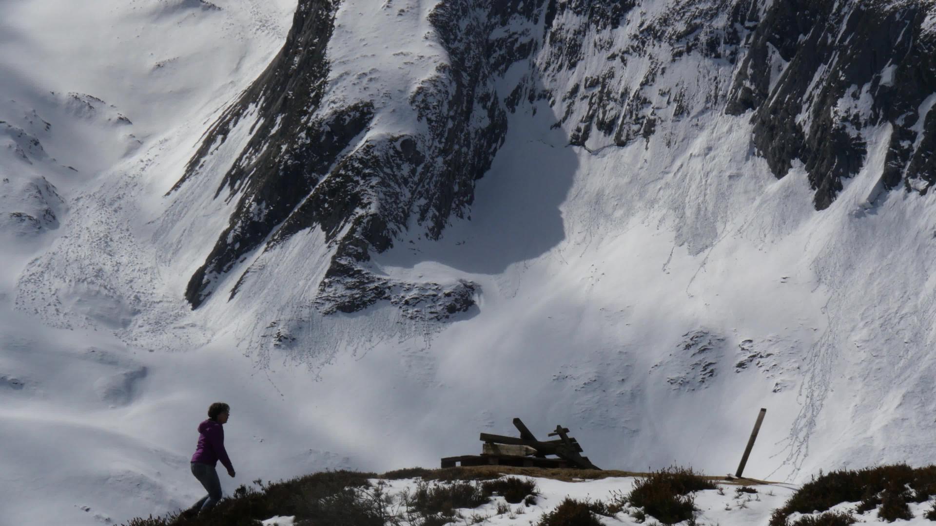春天在比利牛斯山的女性徒步旅行者有雪的灵魂视频的预览图