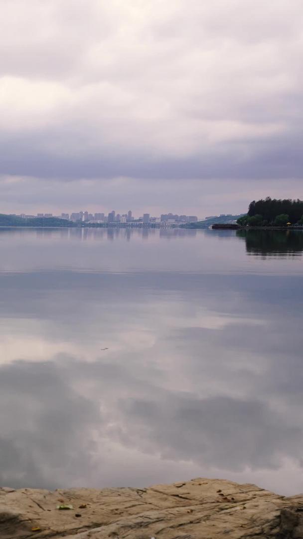 延时摄影视频武汉东湖天空镜视频的预览图