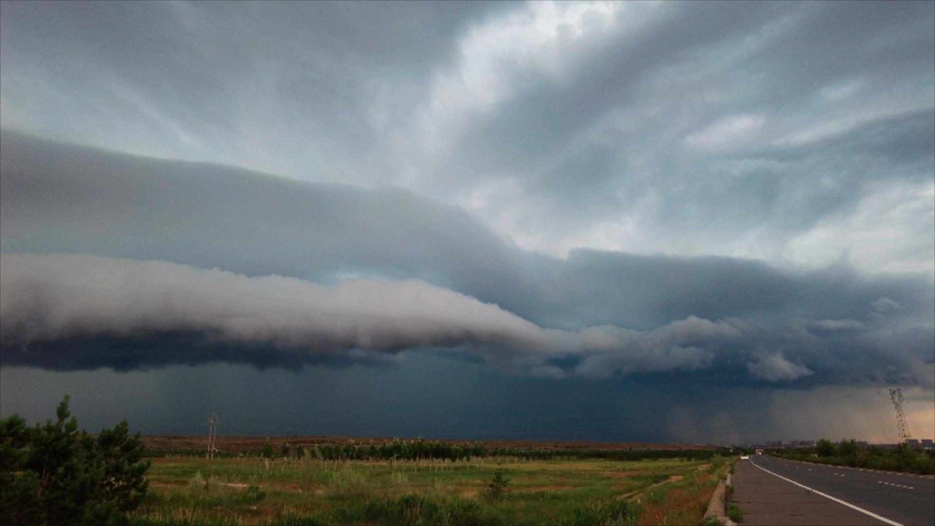 4k延时拍摄草原上的极端强对流天气乌云翻滚电闪雷鸣视频的预览图