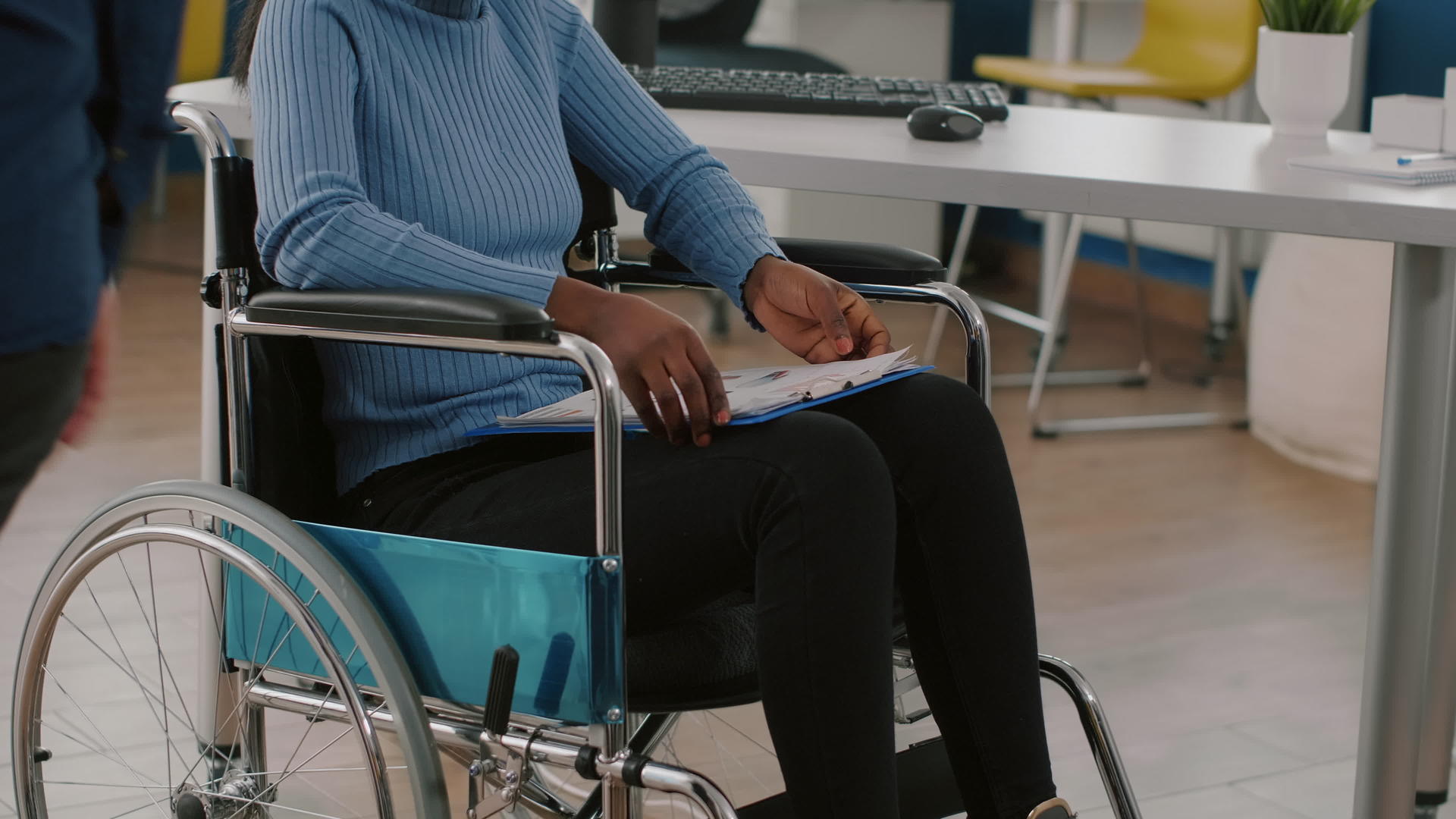 无法在轮椅上移动的残疾人手持剪贴板视频的预览图