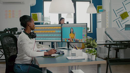 女性使用两个显示器分析计算机上的黑色变压器图像视频的预览图