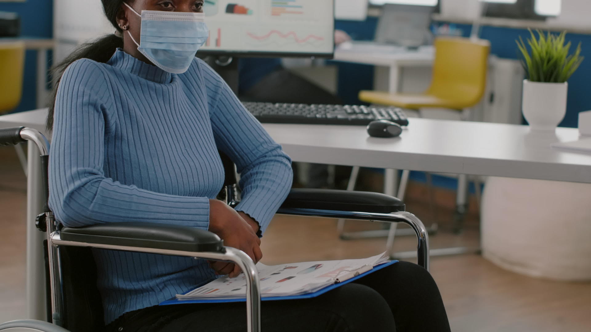 在新的正常办公室里失去活动能力的非洲妇女失去了轮椅视频的预览图