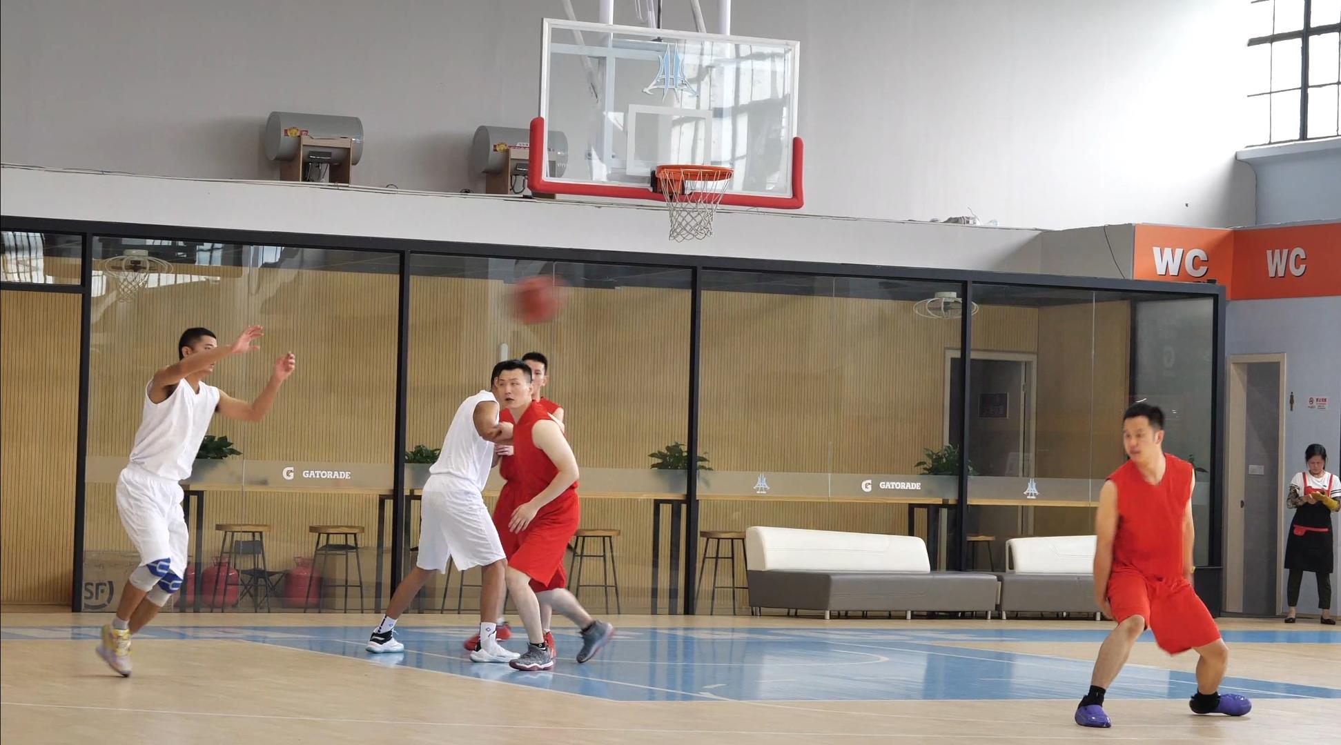 篮球运动员传球过人投篮进球视频的预览图