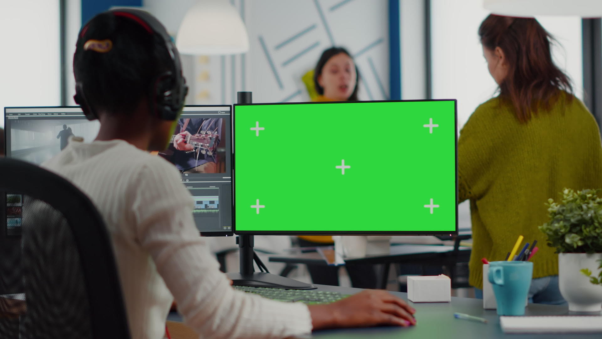 使用带有绿色屏幕的计算机制作黑色和黑色视频相机视频的预览图