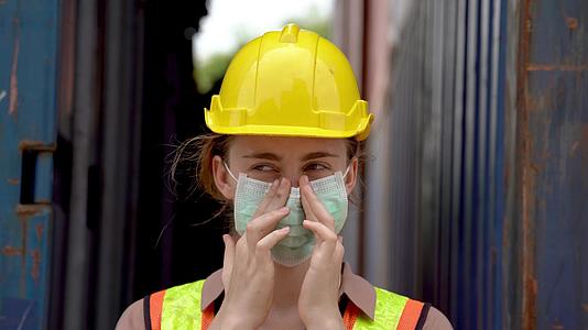 工厂工人在室外仓库工厂佩戴防护口罩用手检查口罩安全视频的预览图