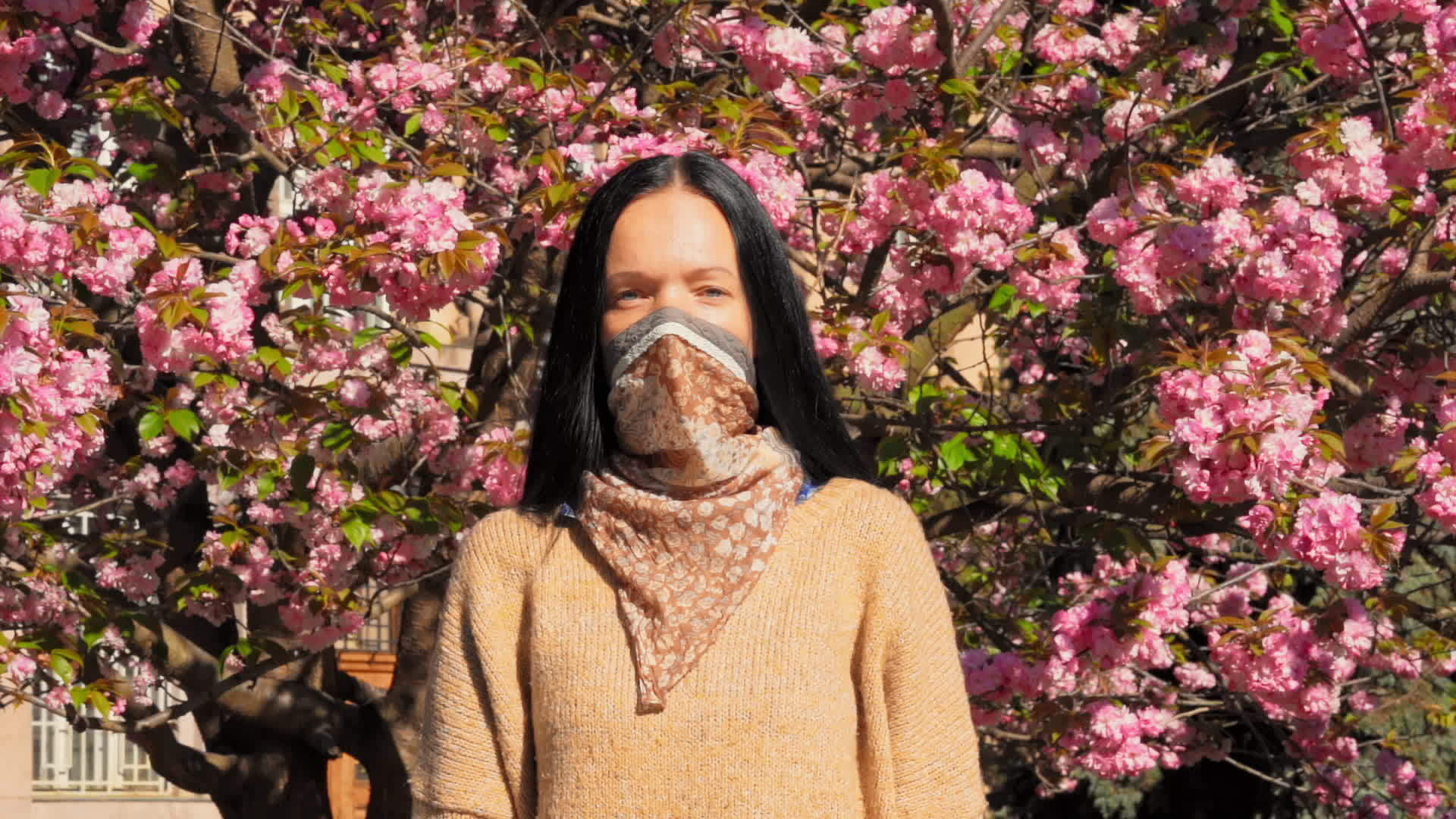 镇上污染防护人员的女性肖像视频的预览图