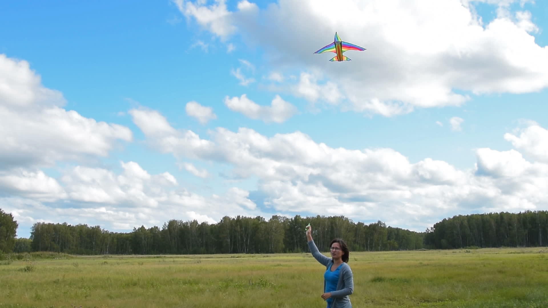 活跃的年轻女性在户外放风筝视频的预览图