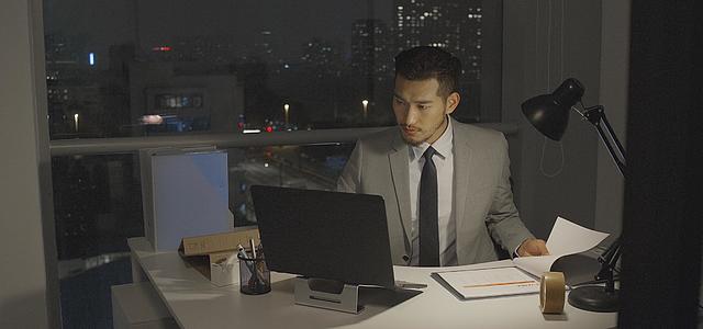 4K商务男性深夜看电脑办公视频的预览图