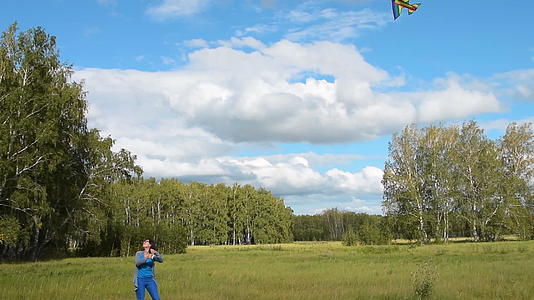 农村的年轻女孩飞风筝视频的预览图