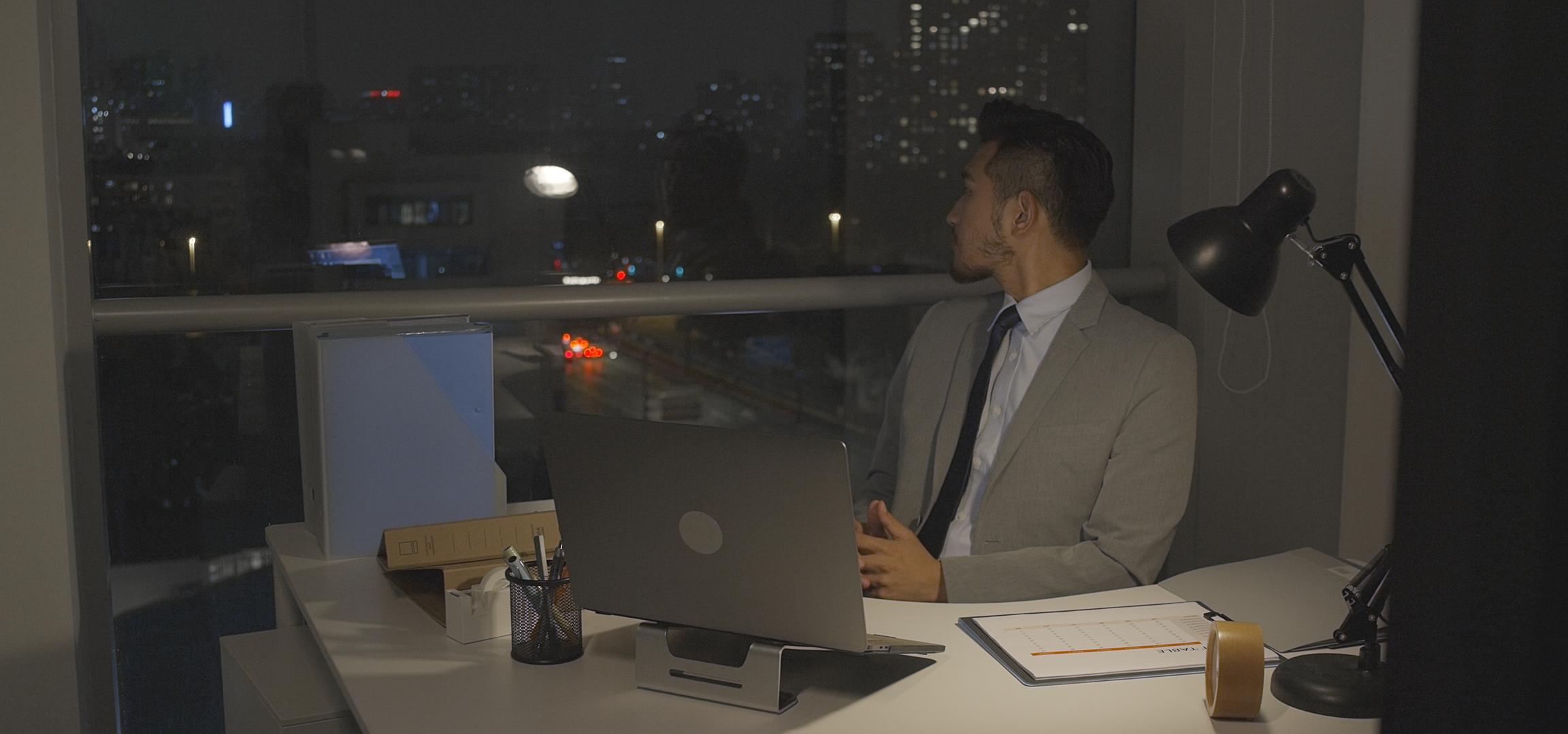 4K商务男性深夜加班看窗外视频的预览图