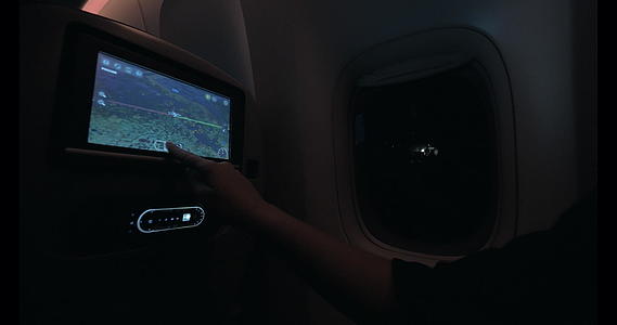在座椅监视器上器上看飞机路线视频的预览图