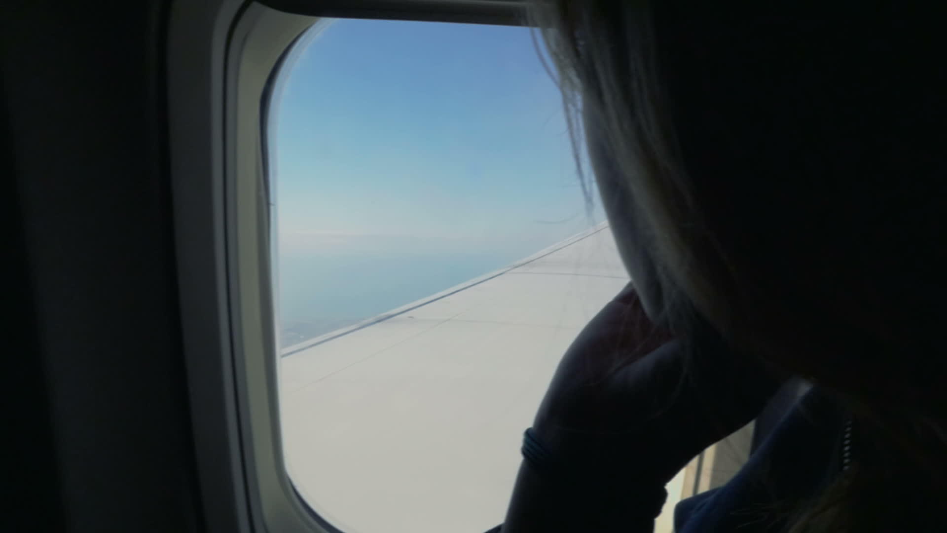 女人在飞机上向窗外望去视频的预览图