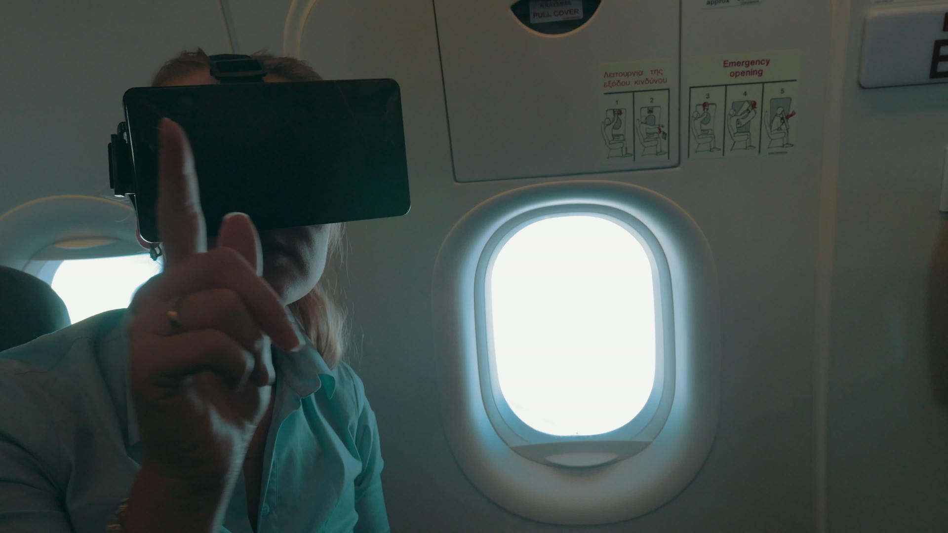 在飞机上用Vrheadset娱乐视频的预览图