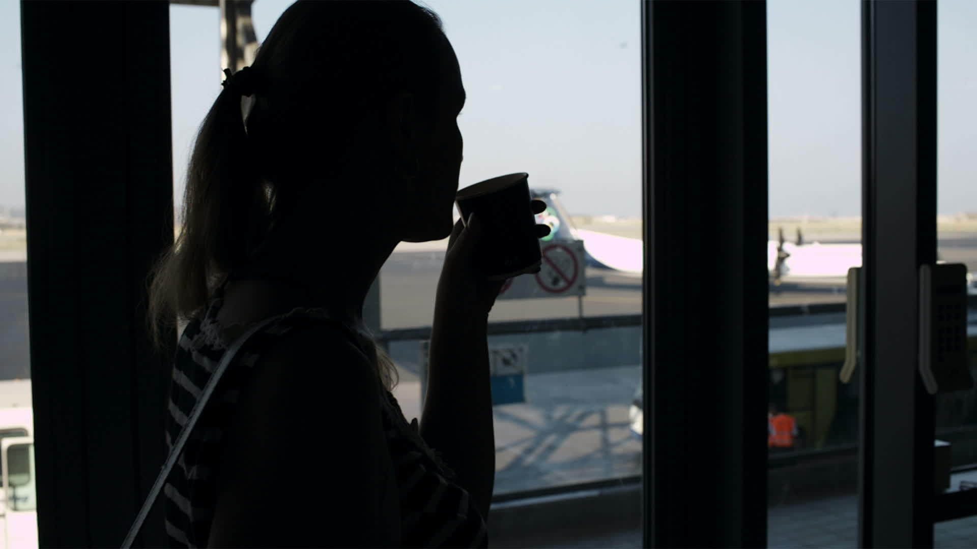在机场喝咖啡的年轻女孩视频的预览图