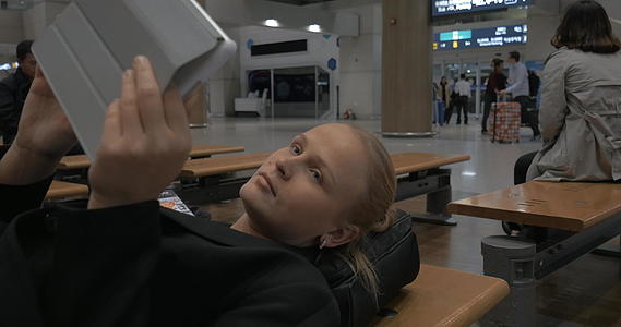 在机场候机楼的长机场候机楼的长椅上视频的预览图
