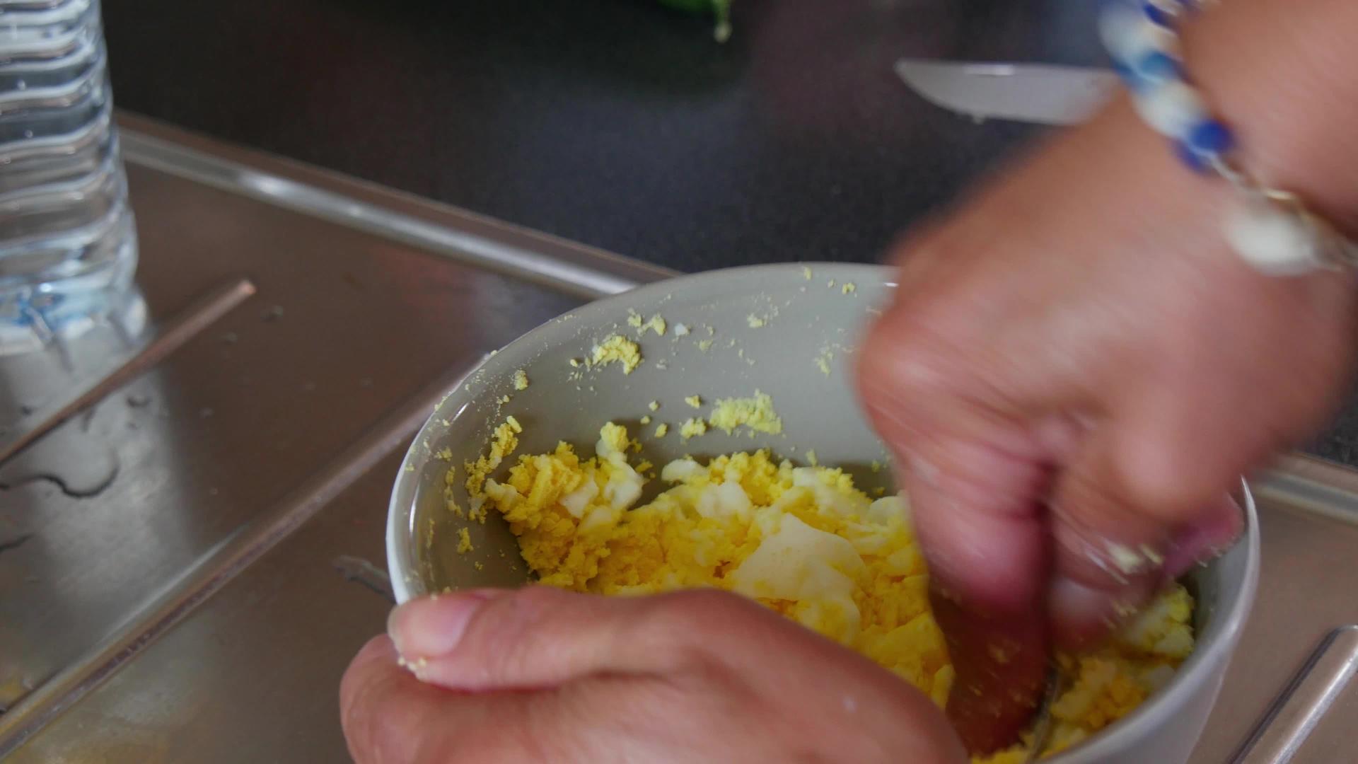 女人在碗里粉碎鸡蛋视频的预览图