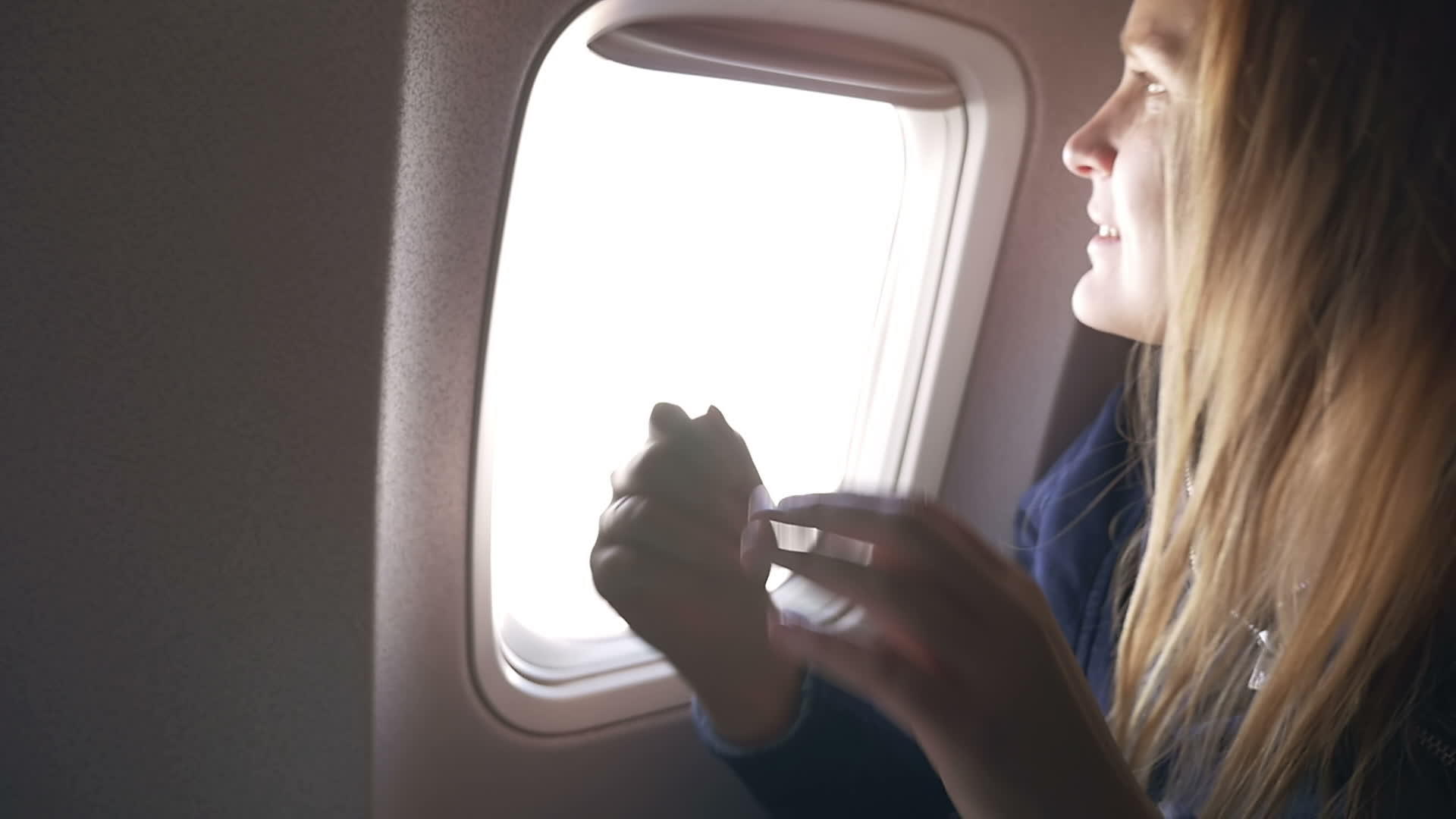 女性在飞机上失明使用平板电脑视频的预览图