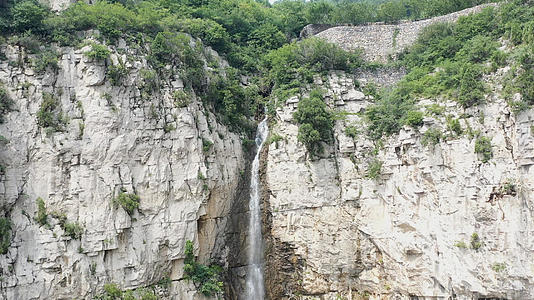 夏季自然风光山中的瀑布视频的预览图