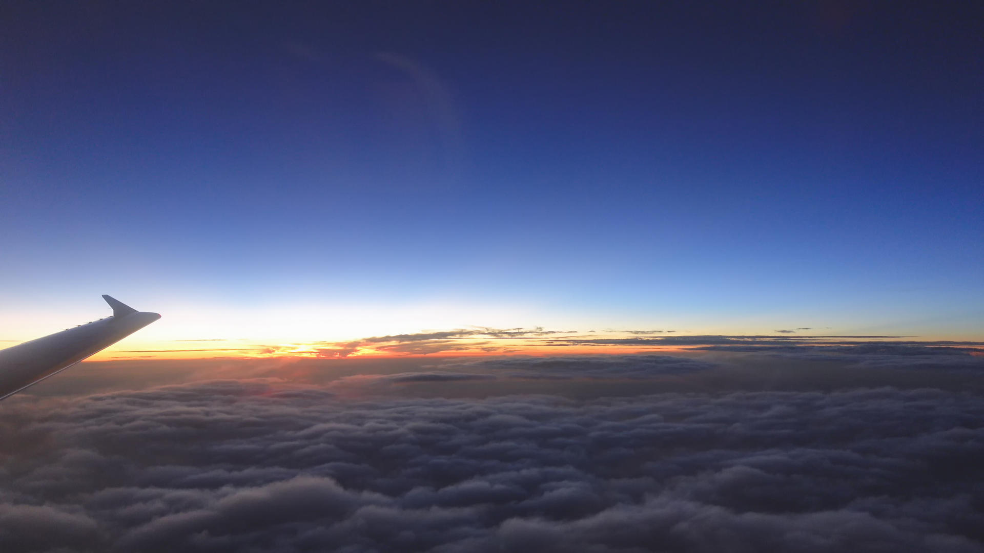 万米高空云层之上蓝天夕阳落日余晖云海视频的预览图