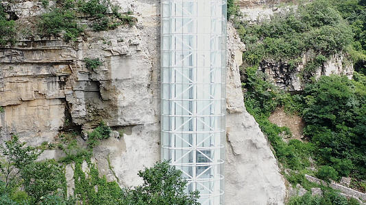 悬崖上的观景电梯航拍4K视频视频的预览图