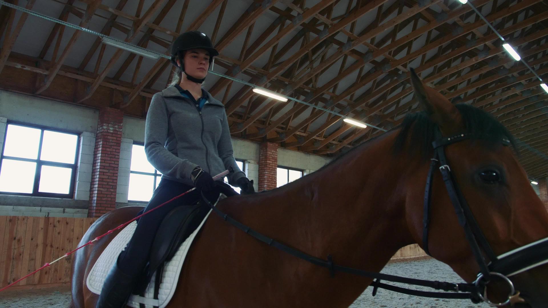年轻女士坐在马背上在战场上练习视频的预览图