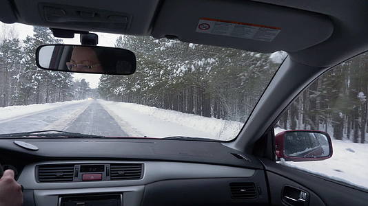 女司机在雪地路上开车；冬天在路上开车视频的预览图