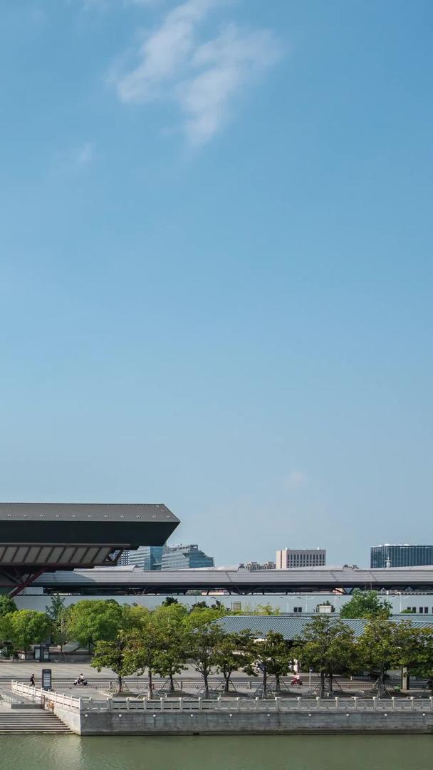 苏州火车站蓝天白云下的延迟视频的预览图