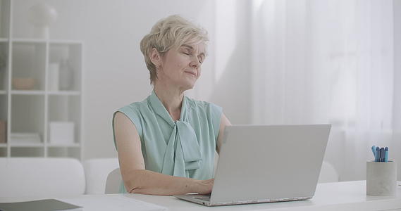 用笔记本电脑坐在桌子上键盘上打字视频的预览图