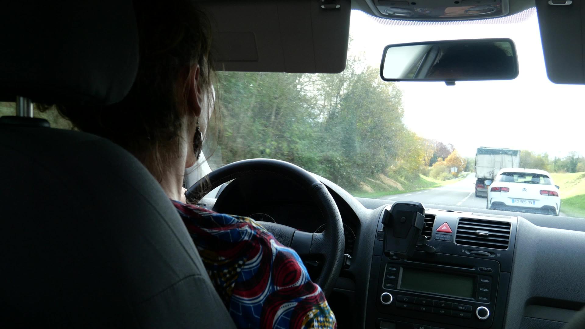 女青年驾驶汽车内部宽角驾驶视频的预览图