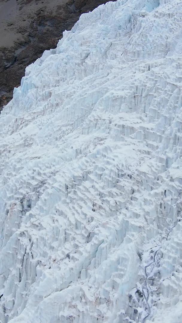 航拍震撼蓝色冰川融化大自然视频的预览图