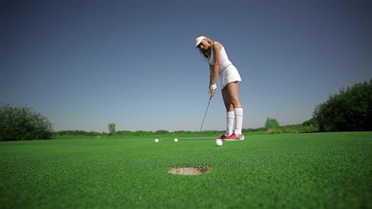 女人打高尔夫三球视频的预览图
