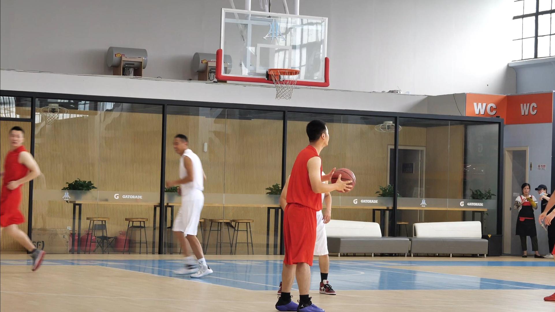 篮球运动员跑位传球投篮视频的预览图