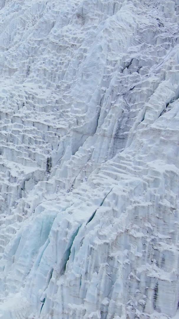 航拍震撼蓝色冰川融化大自然视频的预览图