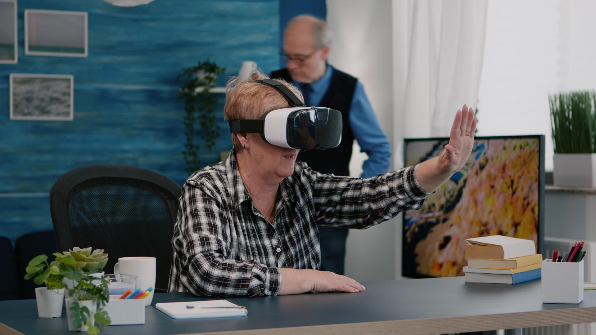 在家使用Vr体验虚拟现实的退休女性耳机视频的预览图