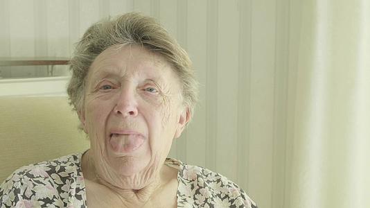 老妇人用舌头伸出舌头视频的预览图