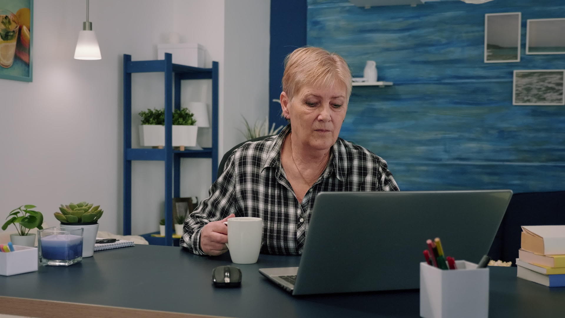 女商人坐在工作场所用笔记本电脑打字喝咖啡视频的预览图
