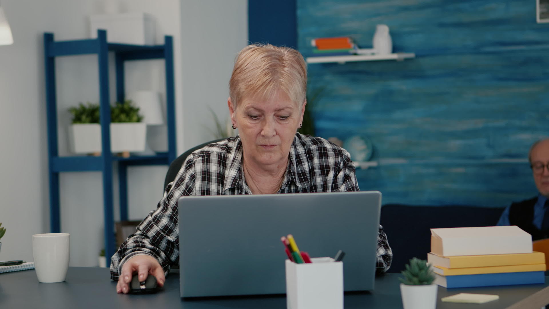 在家用笔记本电脑工作的中老年女商人视频的预览图