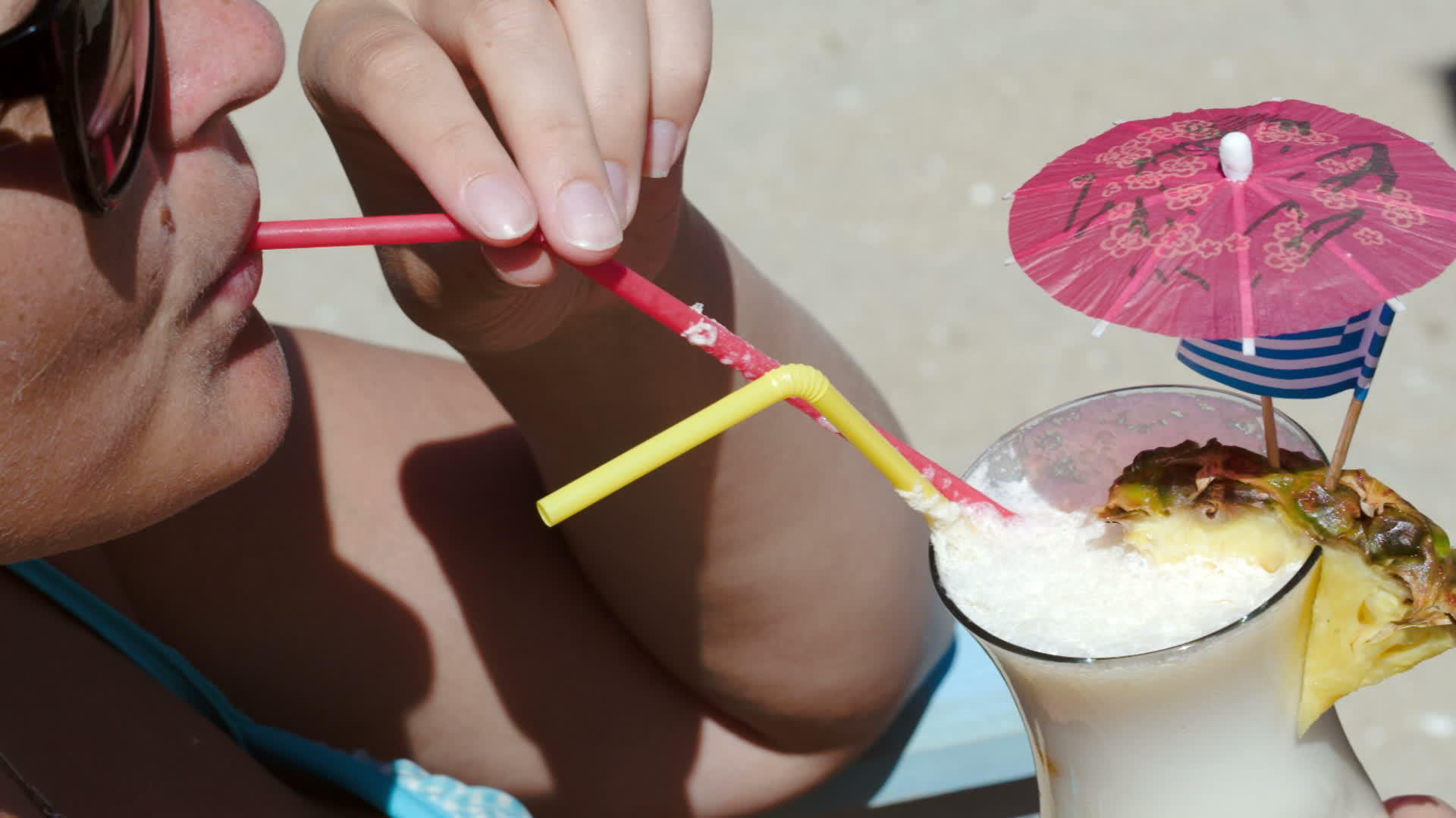 女人在海滩上享受夏天和鸡尾酒视频的预览图