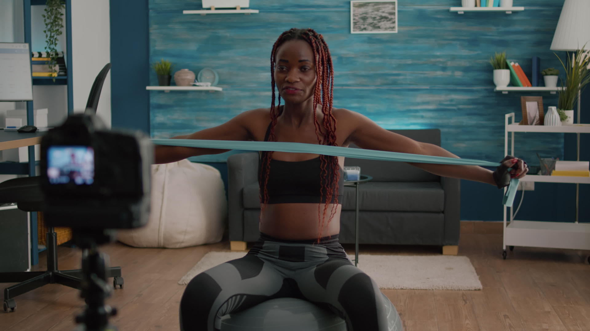 黑人女教练练习用弹性带伸展身体肌肉的黑人女教练视频的预览图