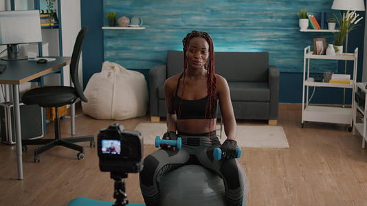 黑人女教练在健身球上做晨瑜伽练习视频的预览图