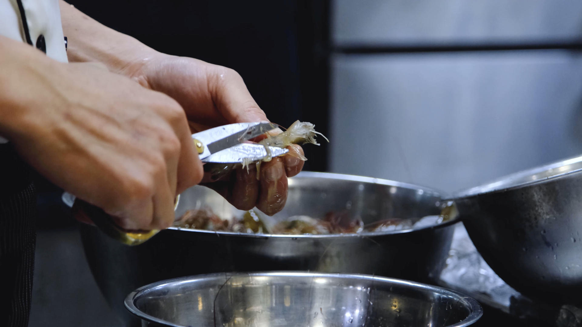 厨师备菜清理海鲜海虾视频的预览图