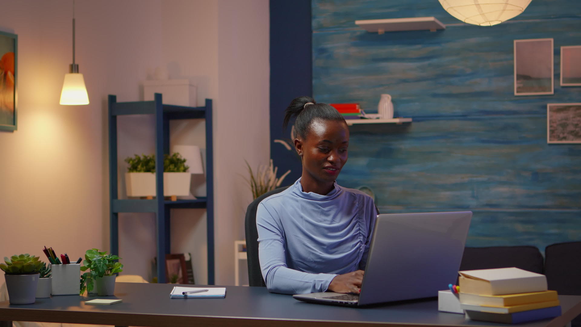 非洲自由职业者在家用笔记本电脑加班视频的预览图